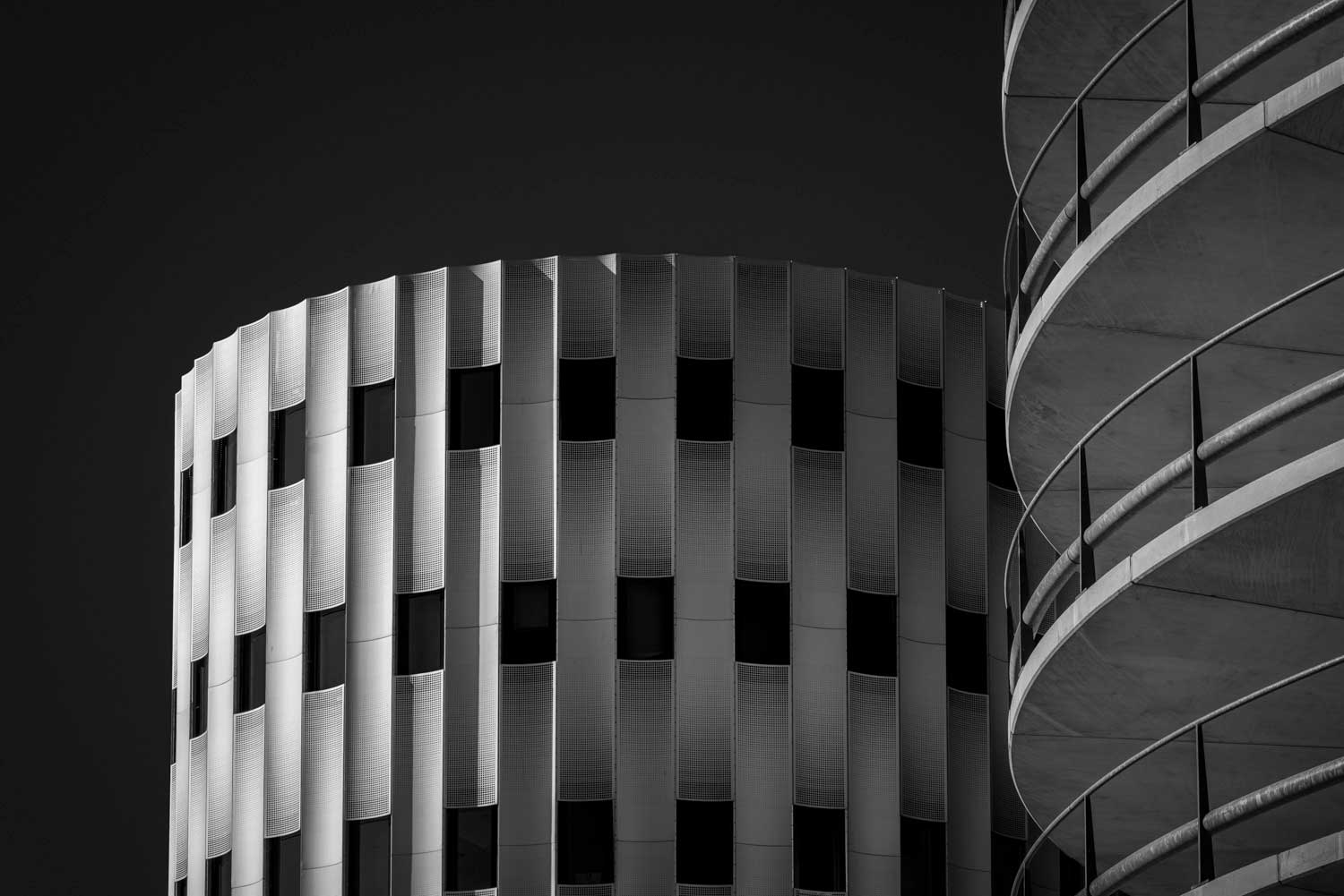 Hoe je met de juiste lichtinval en schaduwen diepte en vorm creëert in architectuurfotografie.