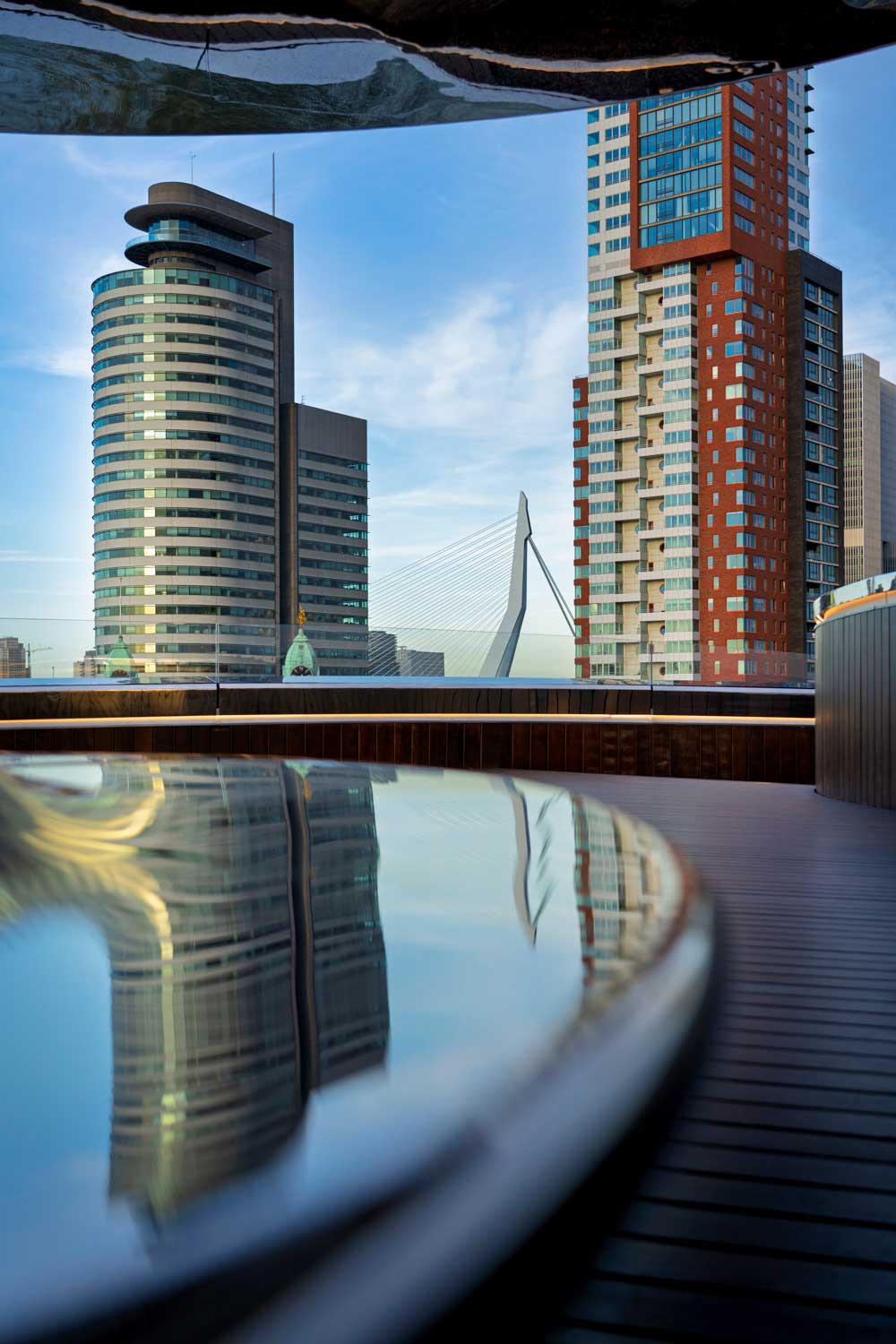 Creatieve tips voor het fotograferen van reflecties in glazen gevels en plassen voor unieke stadsfoto's.