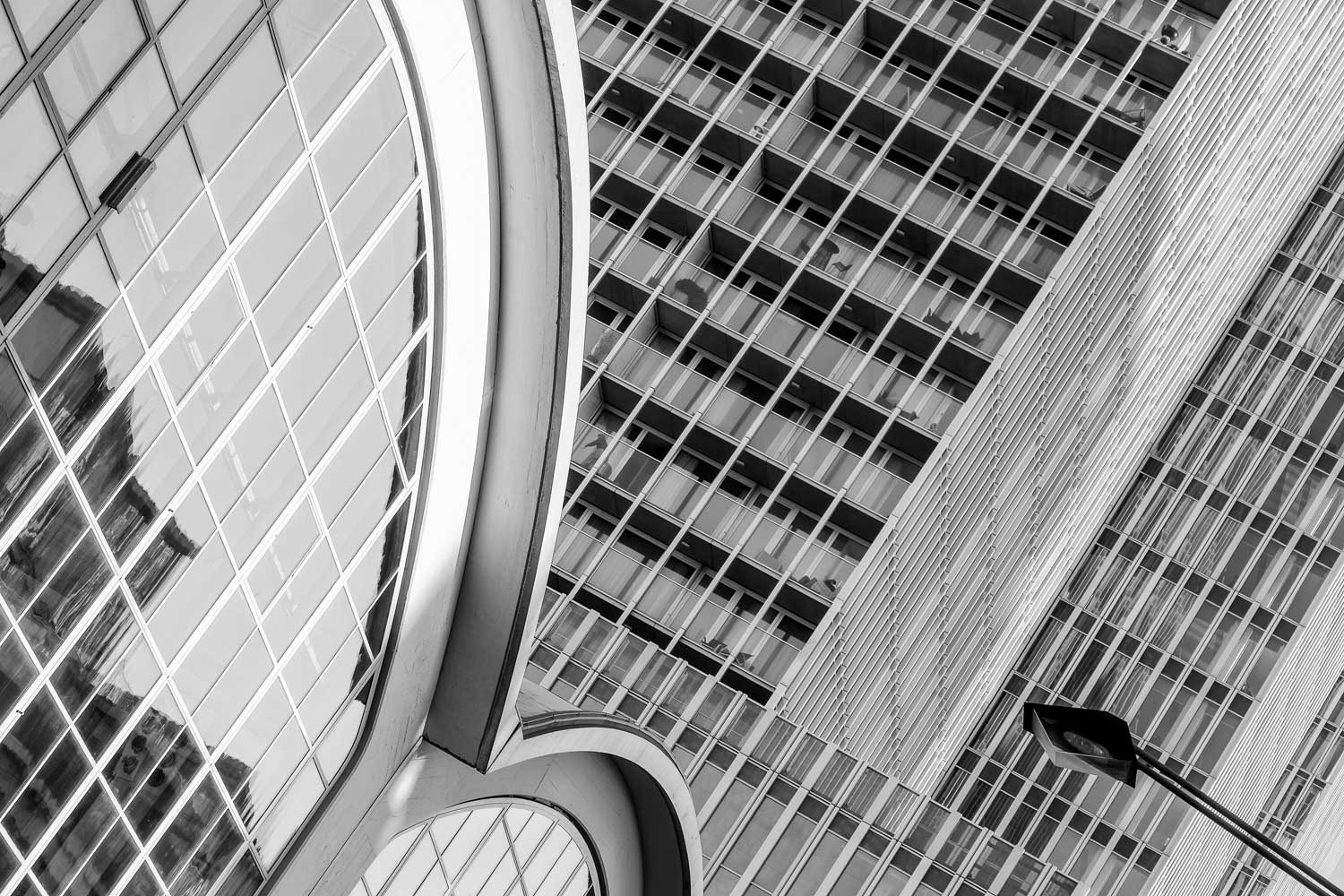 Hoe het focussen op herhalende geometrische vormen en materialen zorgt voor krachtige detailfoto's in de stad.