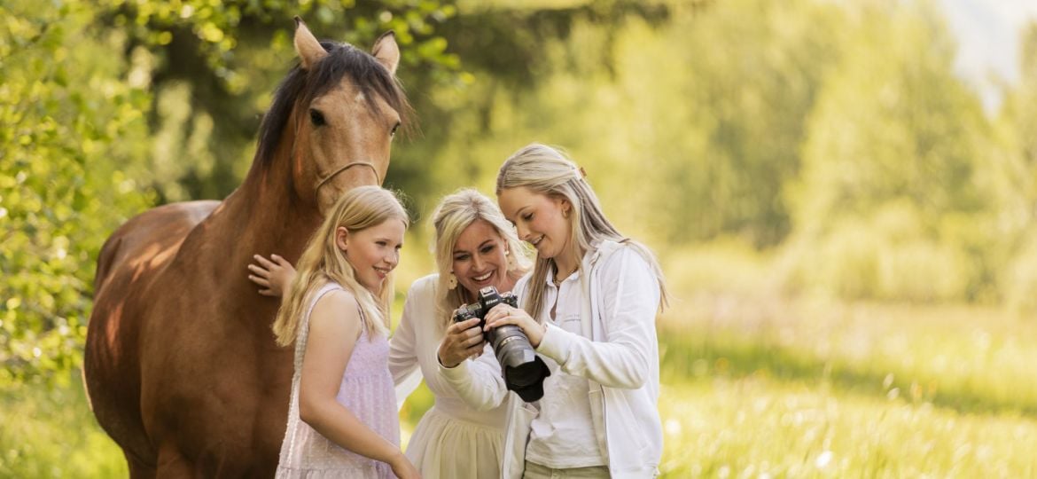 Het veilig inpakken en voorbereiden van je camera-apparatuur en handbagage voor een buitenlandse fotoshoot.