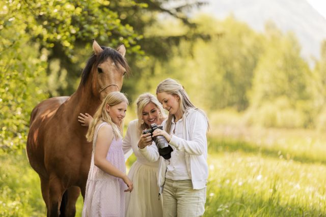 Het veilig inpakken en voorbereiden van je camera-apparatuur en handbagage voor een buitenlandse fotoshoot.