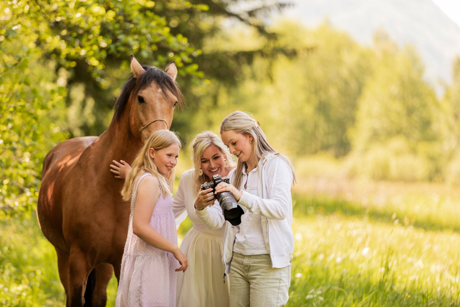 Het veilig inpakken en voorbereiden van je camera-apparatuur en handbagage voor een buitenlandse fotoshoot.