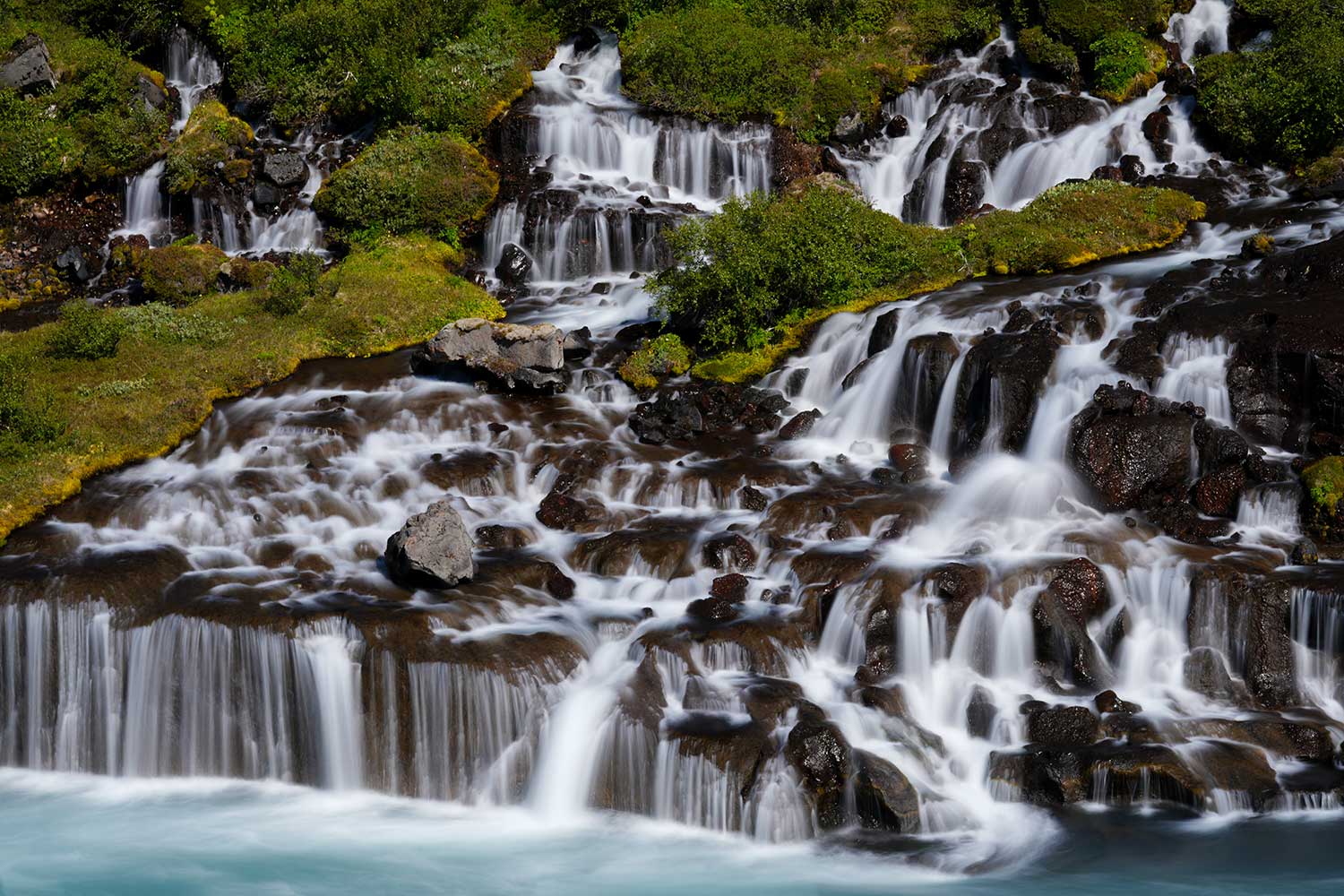 Hraunfossar watervall in IJsland (Co Bliekendaal)