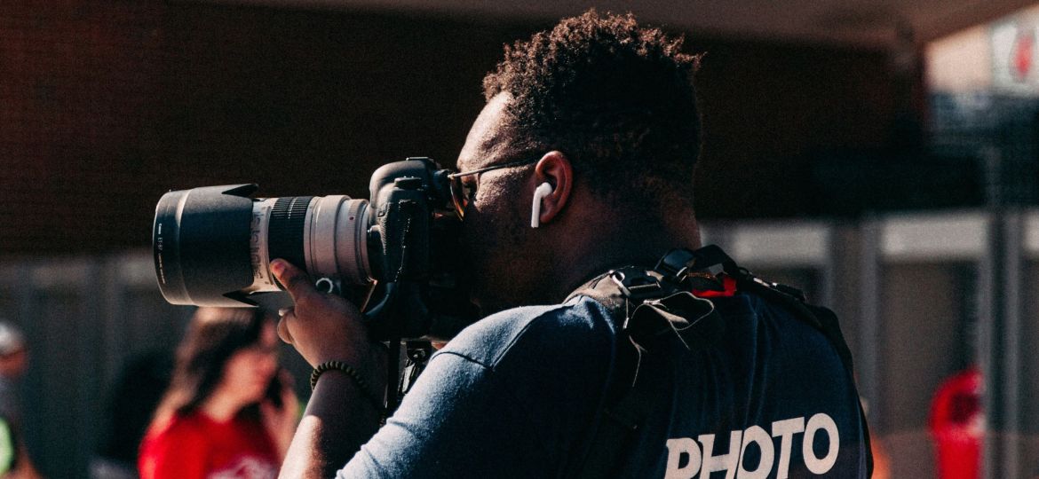 Achter de schermen bij een sportfotograaf.