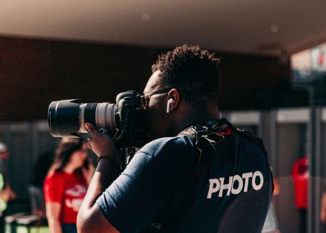 Achter de schermen bij een sportfotograaf.