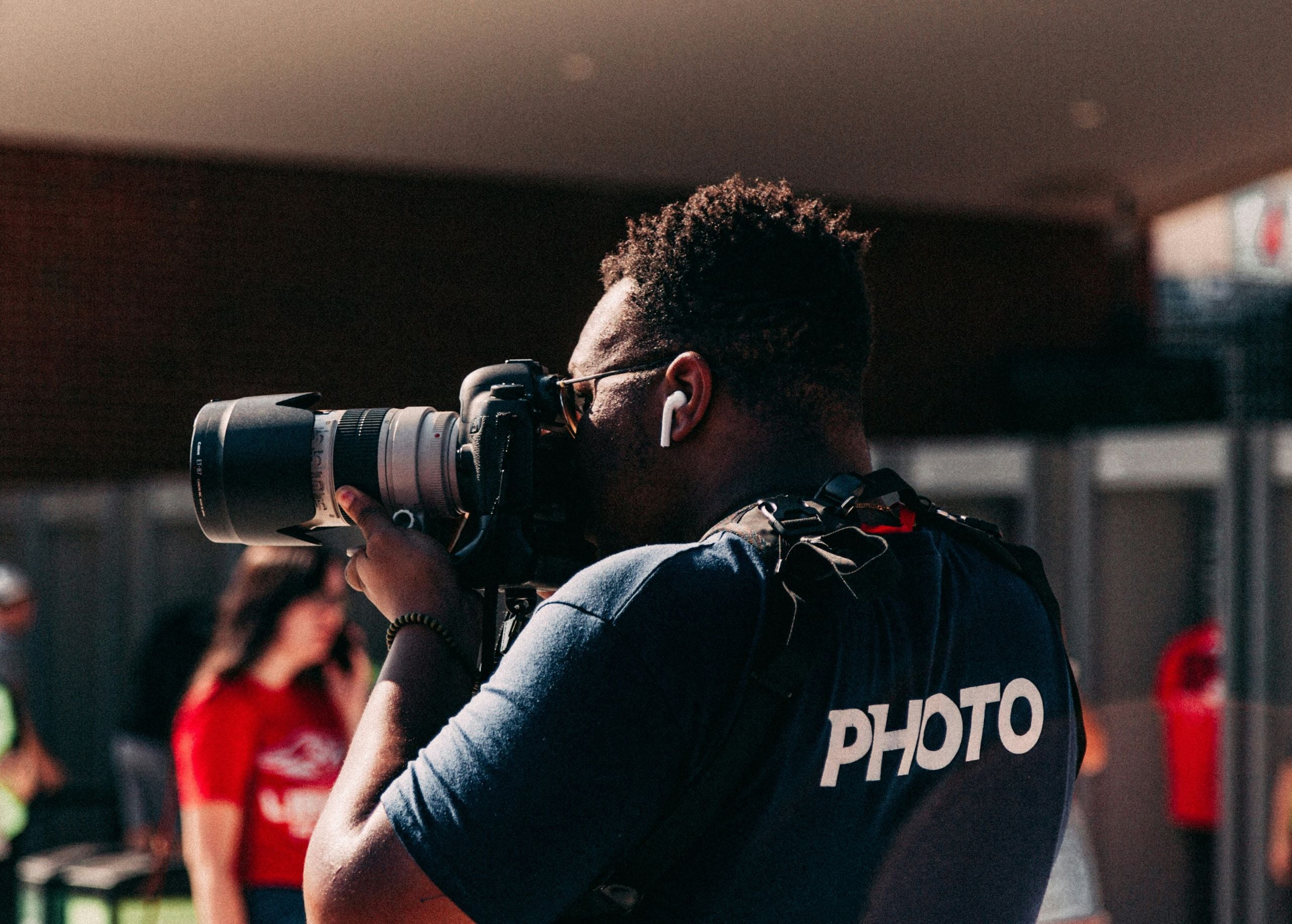 Achter de schermen bij een sportfotograaf.